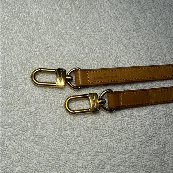Louis Vuitton Beige Leather Crossbody Strap 
Gold Clasp with box and dust bag - Picture 12 of 14